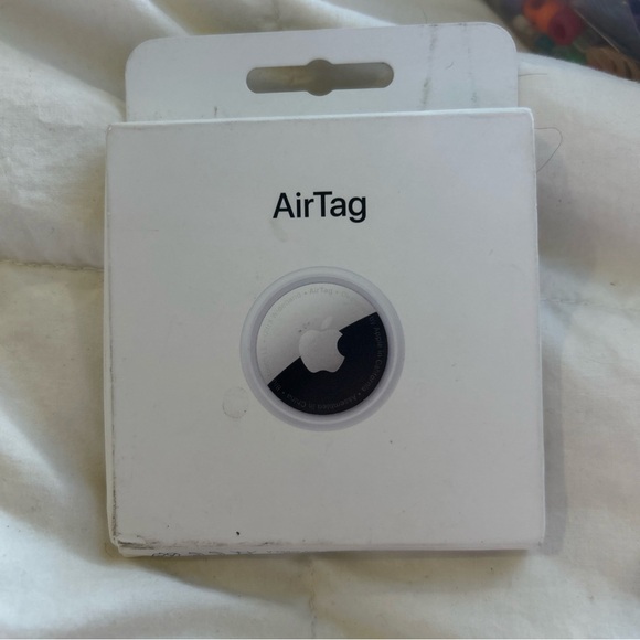 Apple AirTag in White Box - Picture 2 of 3